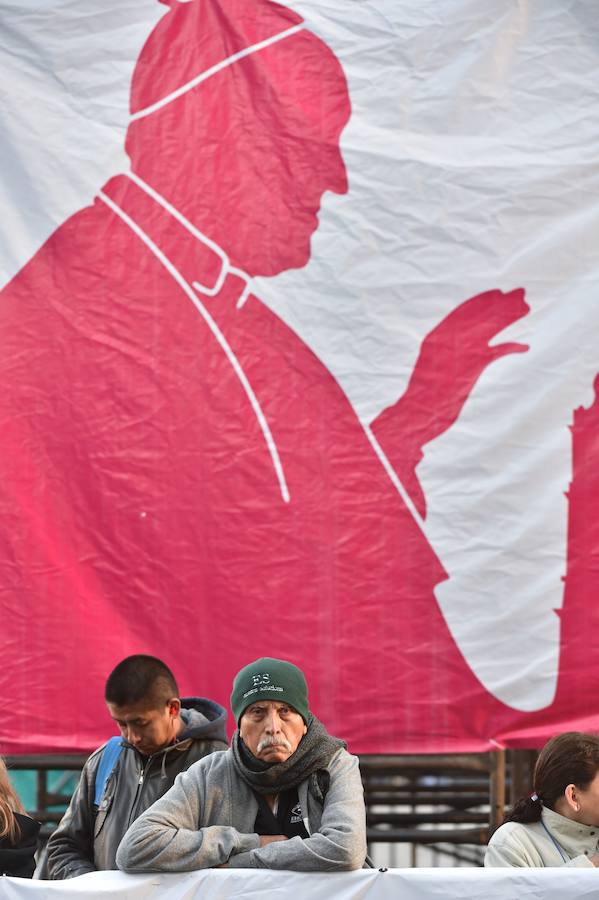 Miles de personas han recibido al papa Francisco a su llegada a México.