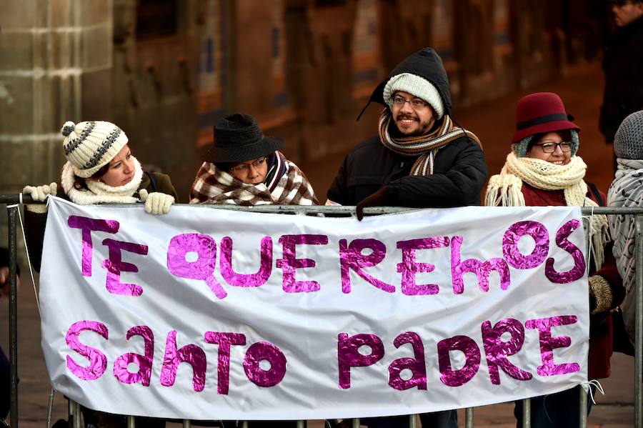 Miles de personas han recibido al papa Francisco a su llegada a México.