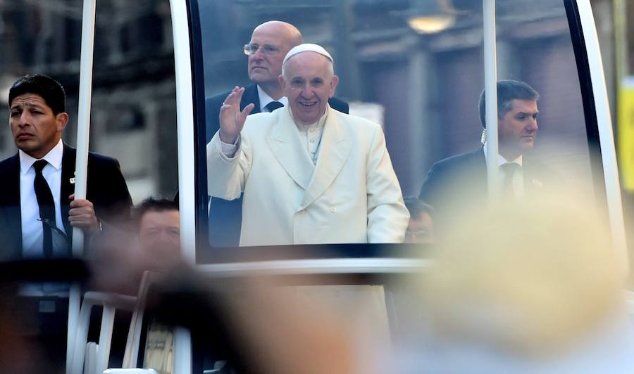 Miles de personas han recibido al papa Francisco a su llegada a México.