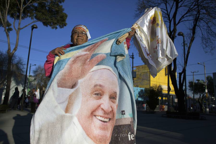 Miles de personas han recibido al papa Francisco a su llegada a México.