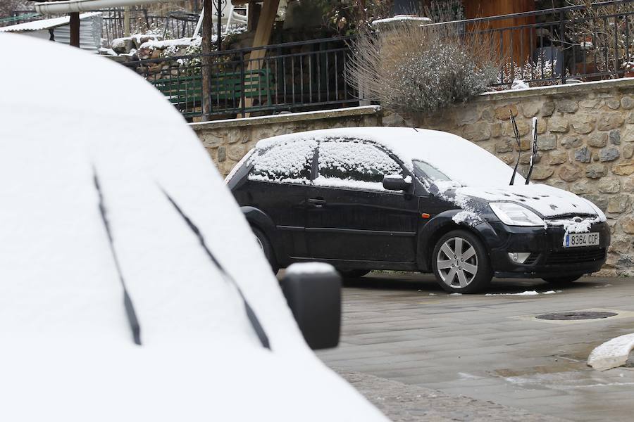 Nieve sobre los vehículos en Villoslada.