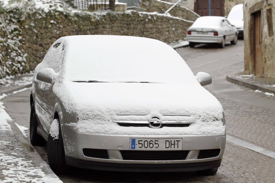 Nieve sobre los vehículos en Villoslada.