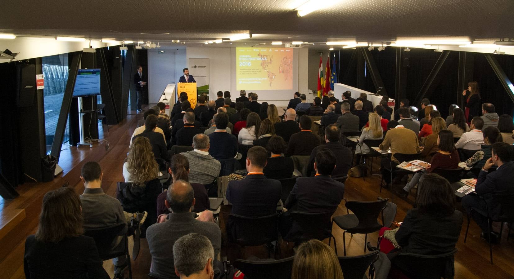 Una pausa para tomar un vino en la Imaginext Rioja