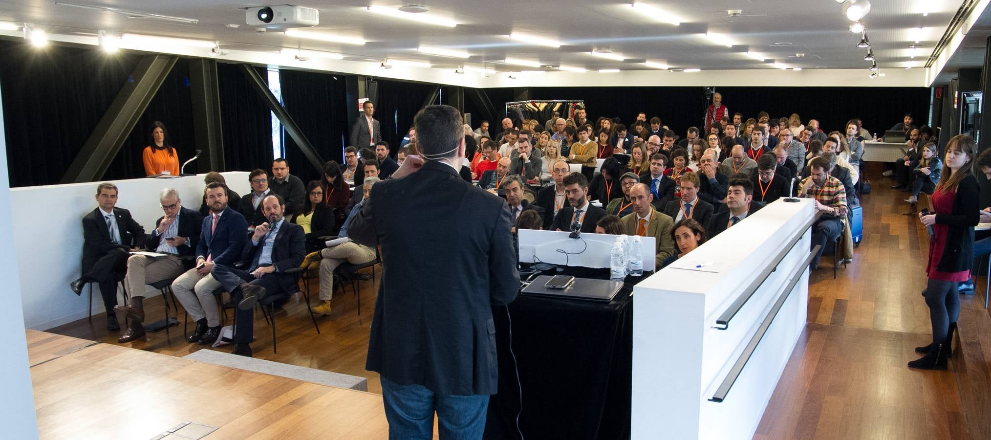 Una pausa para tomar un vino en la Imaginext Rioja