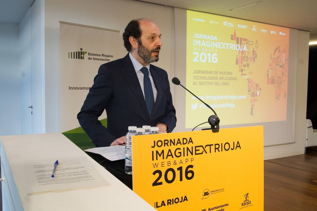 Una pausa para tomar un vino en la Imaginext Rioja