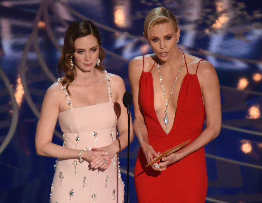 Emily Blunt y Charlize Theron, durante la gala.