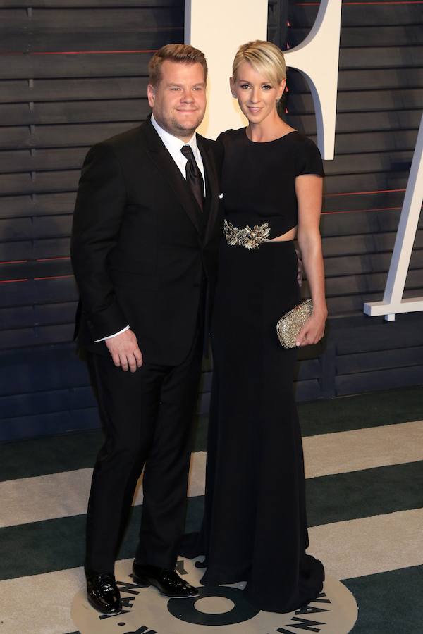 El actor inglés James Corden (i) y su mujer, Julia Carey.