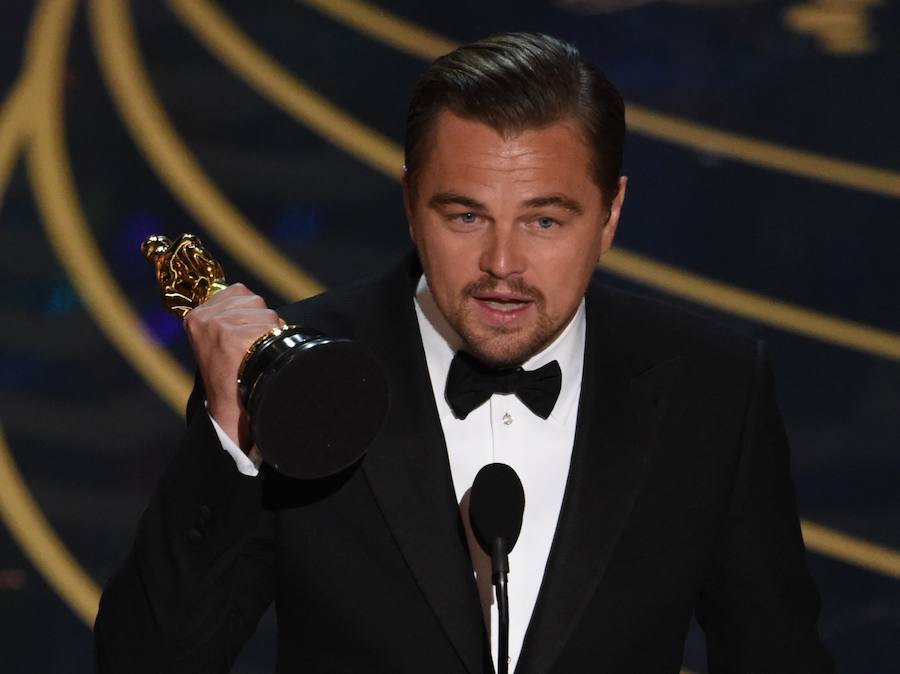 Leonardo DiCaprio recibe el Oscar al mejor actor.