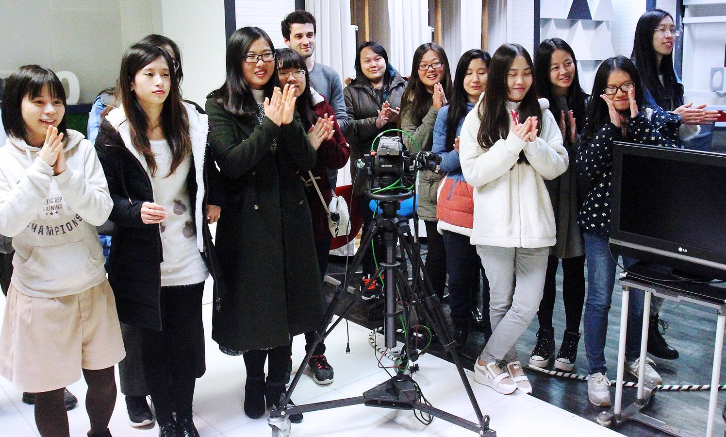 Alumnos de los cursos de Lengua y Cultura Española de la Fundación UR visitan la multimedia de Nueva Rioja
