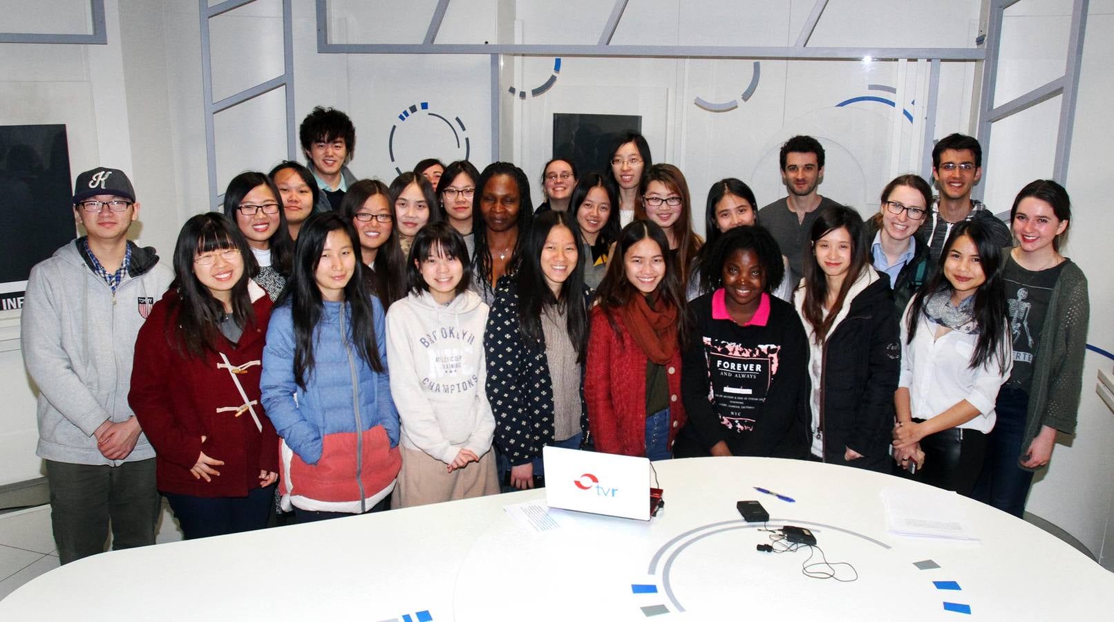 Alumnos de los cursos de Lengua y Cultura Española de la Fundación UR visitan la multimedia de Nueva Rioja