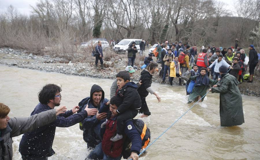 Un millar refugiados logra cruzar de Grecia a Macedonia