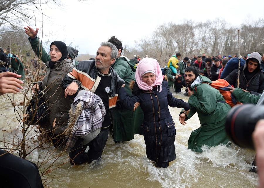 Un millar refugiados logra cruzar de Grecia a Macedonia