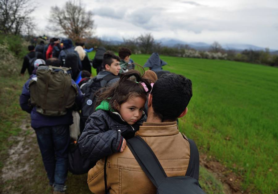 Un millar refugiados logra cruzar de Grecia a Macedonia