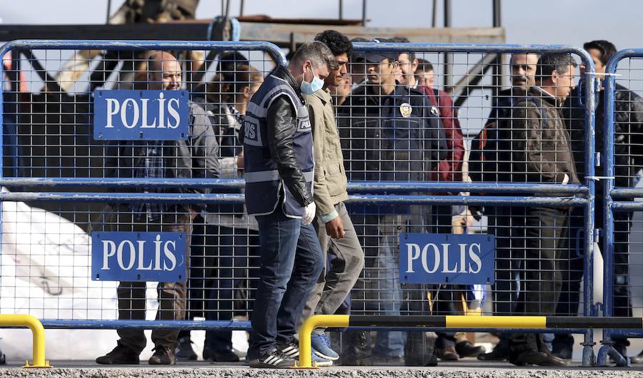 Comienzan las devoluciones de refugiados desde Grecia a Turquía