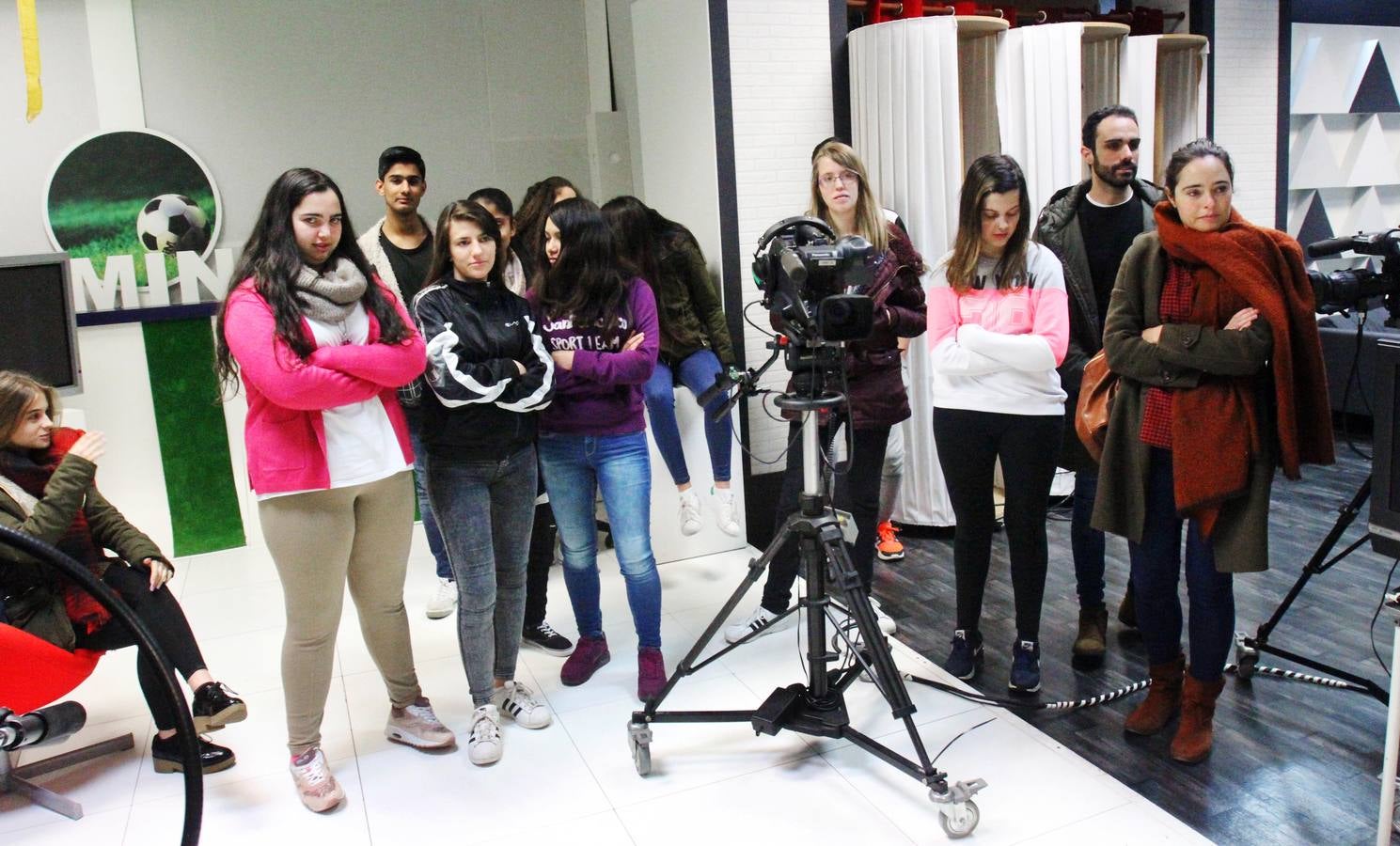 Alumnos de FP Básica de Secretariado Administrativo y Comercial del Colegio Paula Montal visitan la multimedia de Diario LA RIOJA