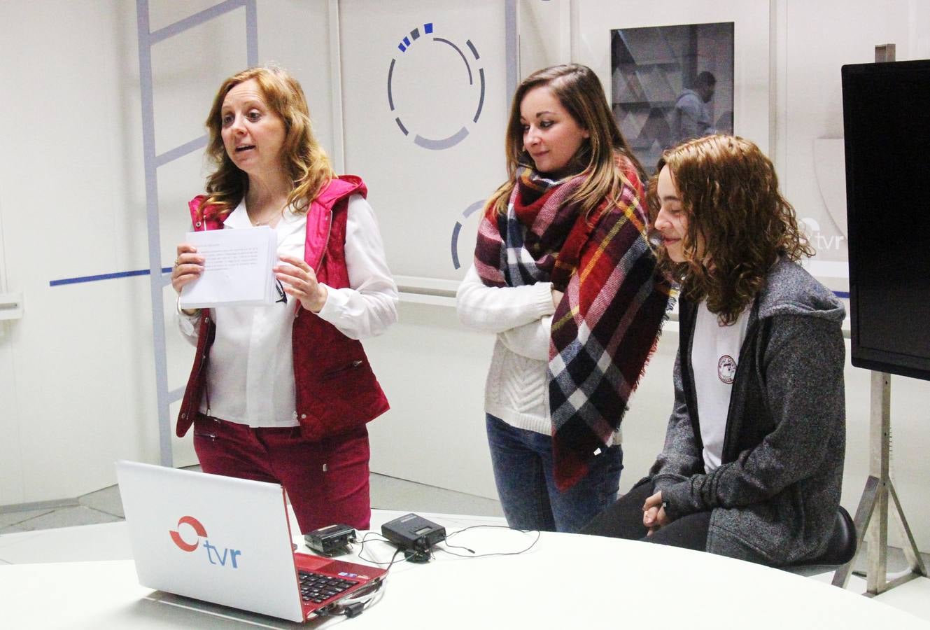 Alumnos de FP Básica de Secretariado Administrativo y Comercial del Colegio Paula Montal visitan la multimedia de Diario LA RIOJA