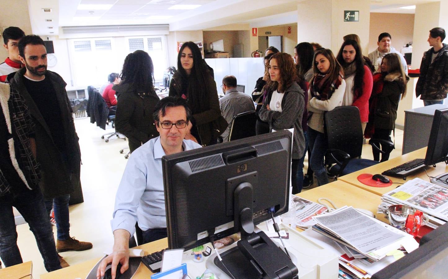Alumnos de FP Básica de Secretariado Administrativo y Comercial del Colegio Paula Montal visitan la multimedia de Diario LA RIOJA