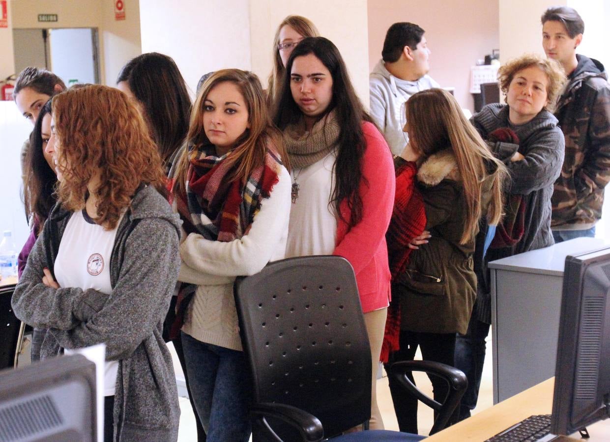 Alumnos de FP Básica de Secretariado Administrativo y Comercial del Colegio Paula Montal visitan la multimedia de Diario LA RIOJA