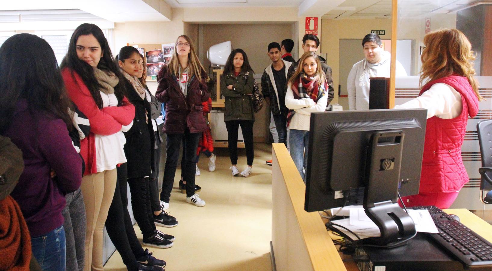 Alumnos de FP Básica de Secretariado Administrativo y Comercial del Colegio Paula Montal visitan la multimedia de Diario LA RIOJA