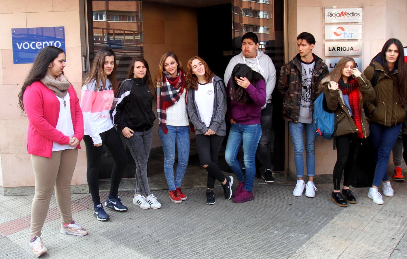Alumnos de FP Básica de Secretariado Administrativo y Comercial del Colegio Paula Montal visitan la multimedia de Diario LA RIOJA
