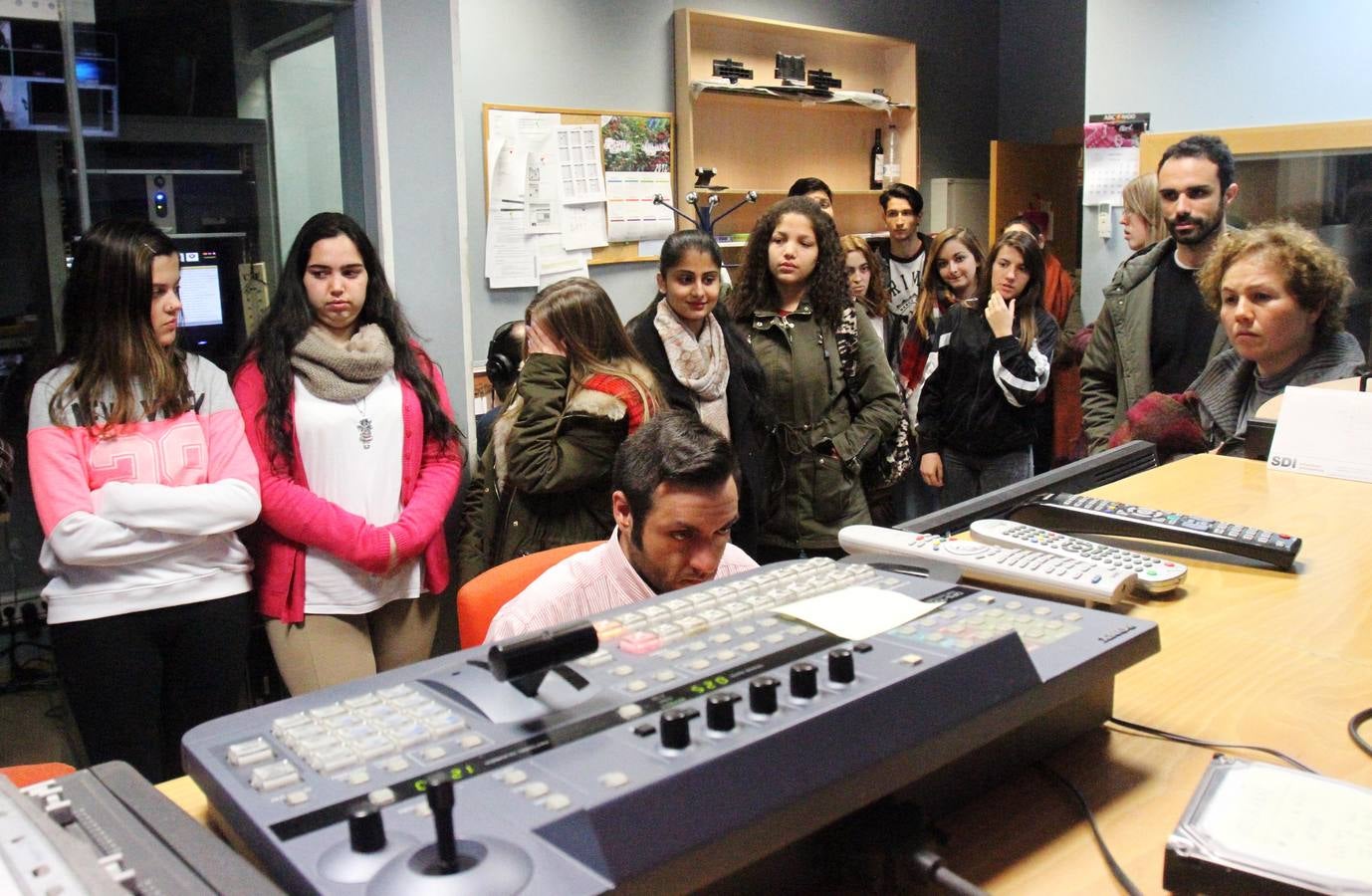 Alumnos de FP Básica de Secretariado Administrativo y Comercial del Colegio Paula Montal visitan la multimedia de Diario LA RIOJA