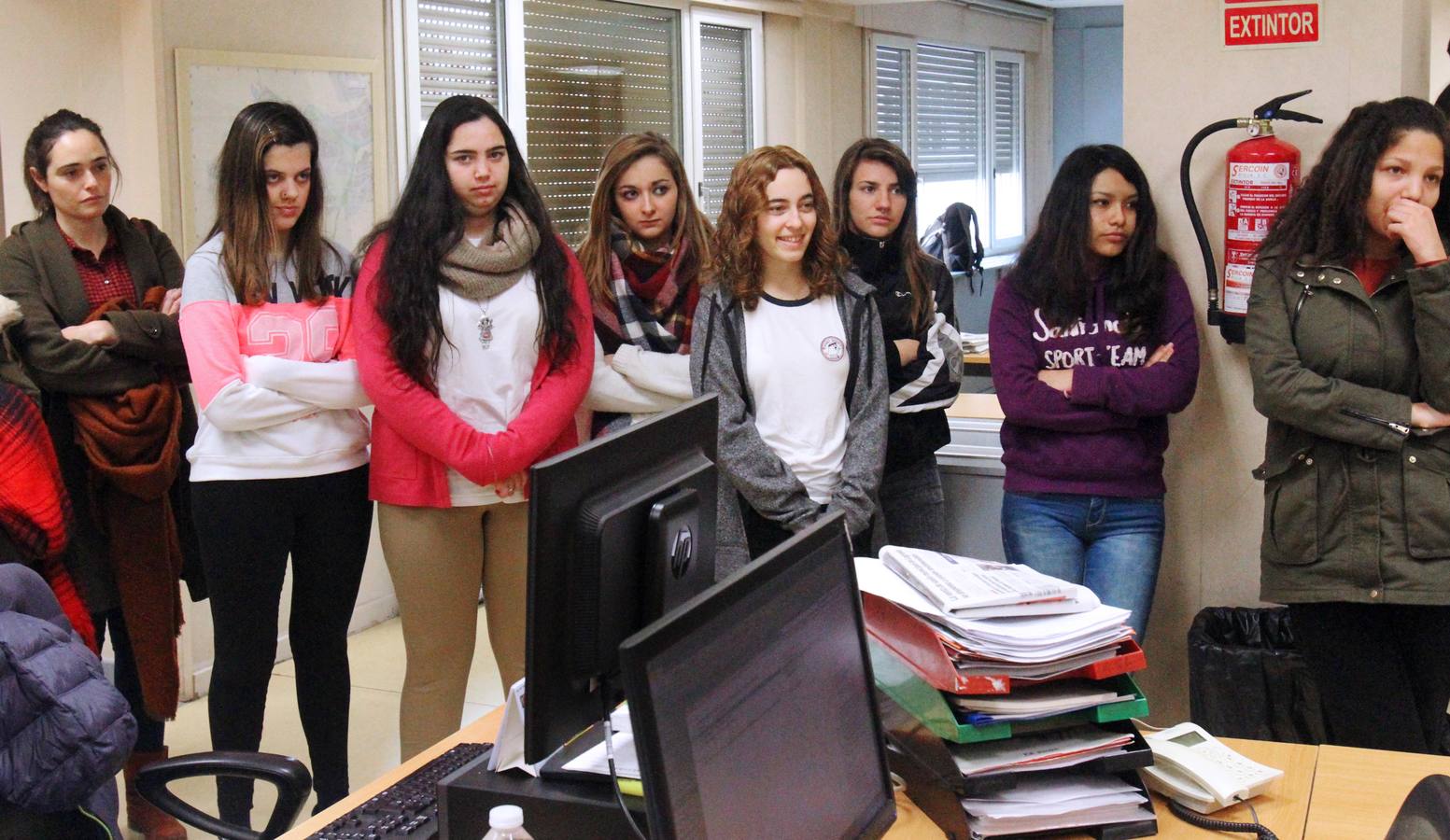 Alumnos de FP Básica de Secretariado Administrativo y Comercial del Colegio Paula Montal visitan la multimedia de Diario LA RIOJA