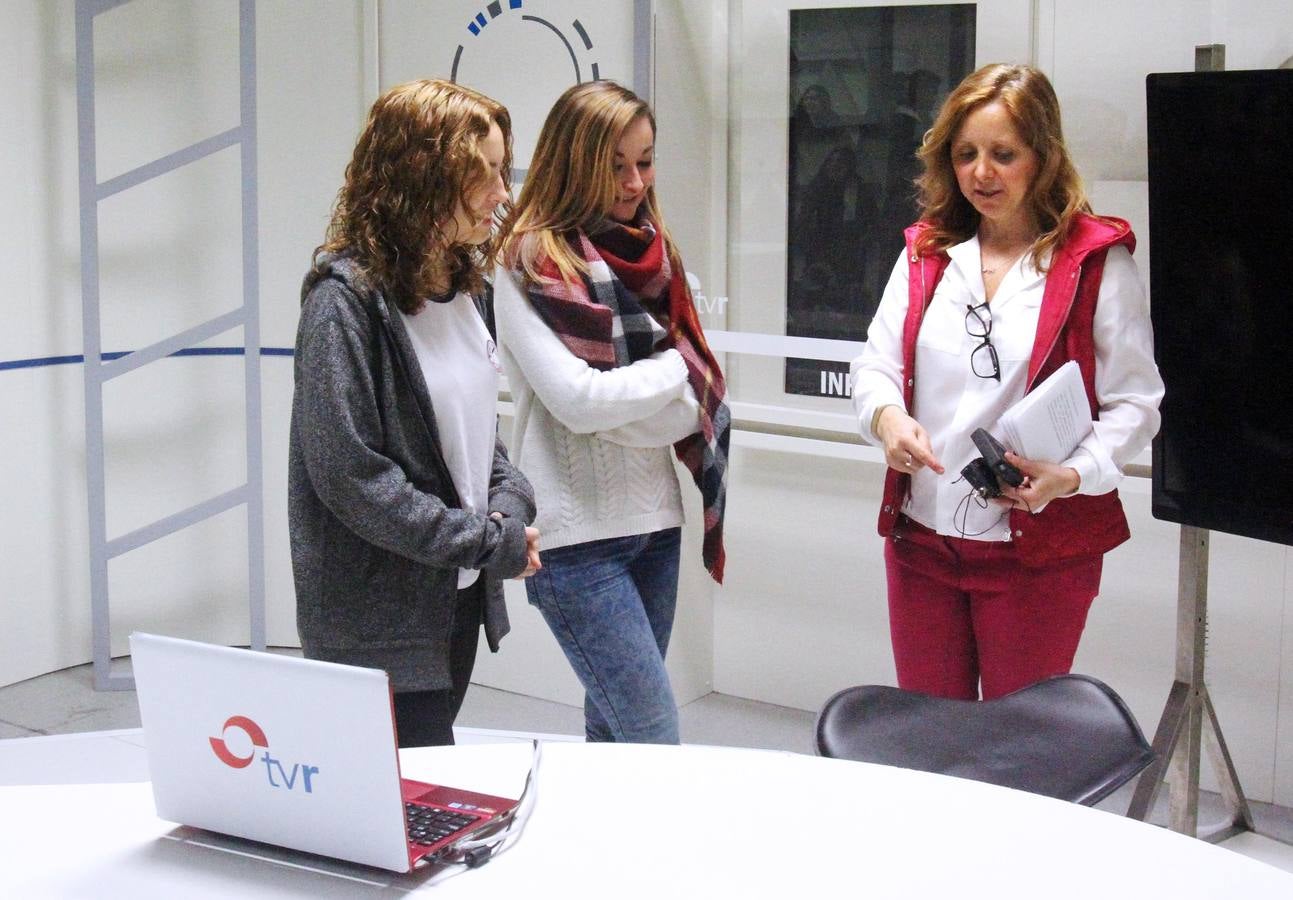 Alumnos de FP Básica de Secretariado Administrativo y Comercial del Colegio Paula Montal visitan la multimedia de Diario LA RIOJA