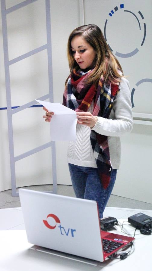 Alumnos de FP Básica de Secretariado Administrativo y Comercial del Colegio Paula Montal visitan la multimedia de Diario LA RIOJA