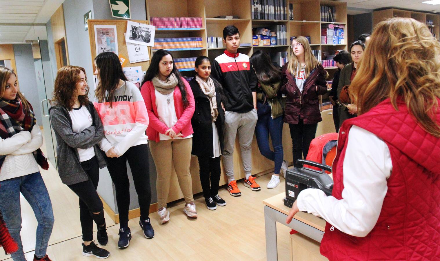 Alumnos de FP Básica de Secretariado Administrativo y Comercial del Colegio Paula Montal visitan la multimedia de Diario LA RIOJA