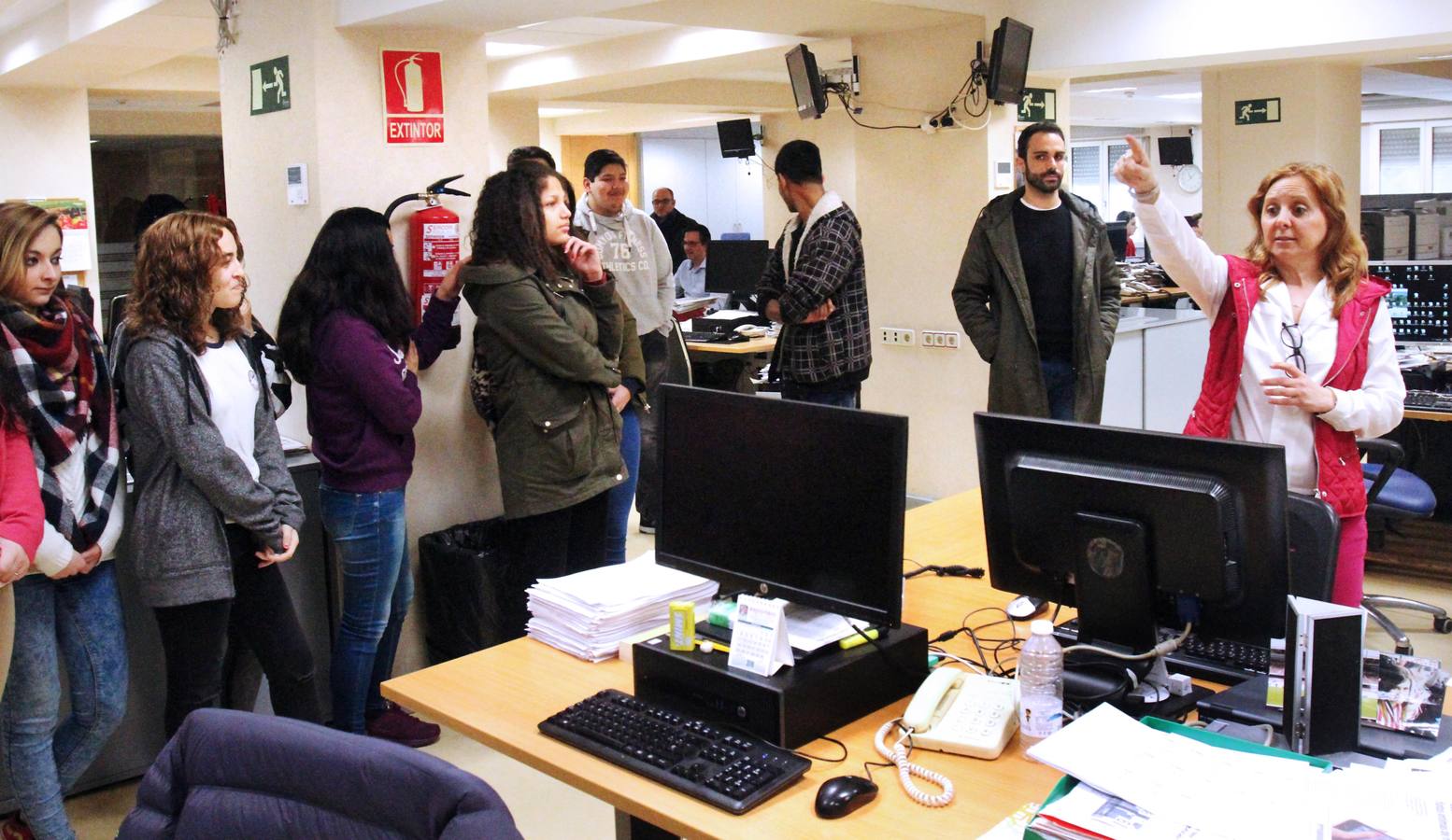 Alumnos de FP Básica de Secretariado Administrativo y Comercial del Colegio Paula Montal visitan la multimedia de Diario LA RIOJA