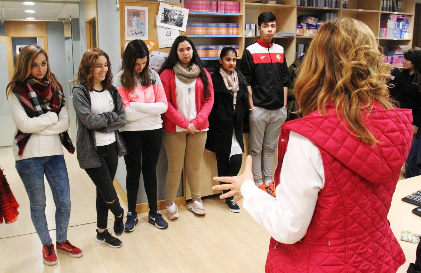 Alumnos de FP Básica de Secretariado Administrativo y Comercial del Colegio Paula Montal visitan la multimedia de Diario LA RIOJA