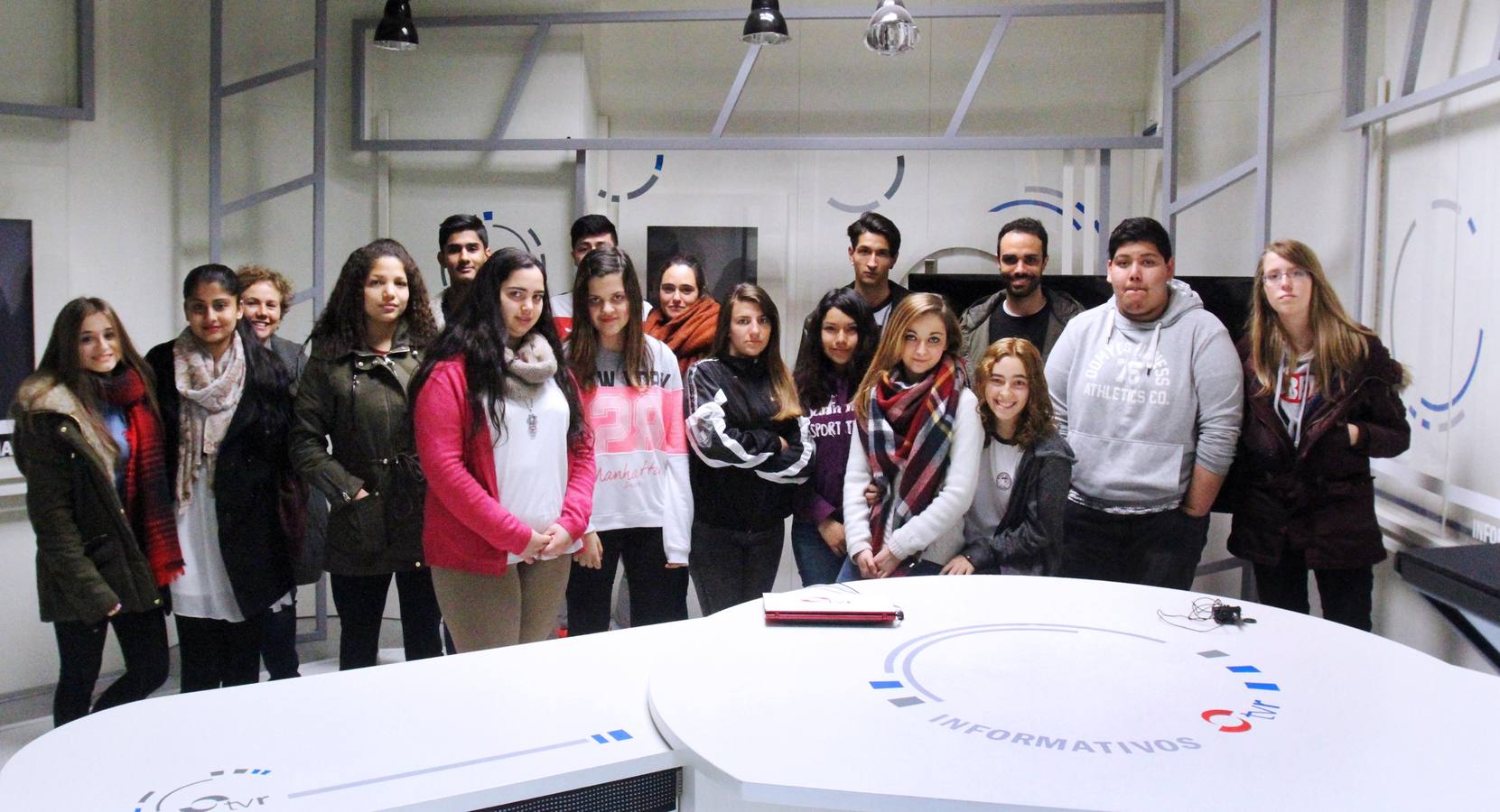 Alumnos de FP Básica de Secretariado Administrativo y Comercial del Colegio Paula Montal visitan la multimedia de Diario LA RIOJA
