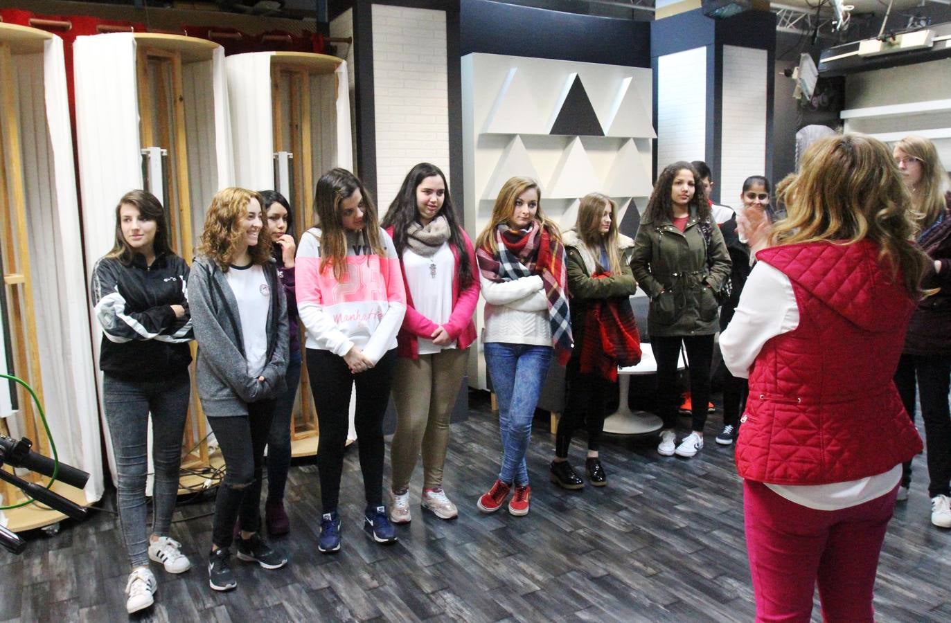 Alumnos de FP Básica de Secretariado Administrativo y Comercial del Colegio Paula Montal visitan la multimedia de Diario LA RIOJA