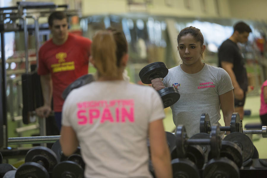 El equipo femenino de halterofilia se prepara para el Europeo