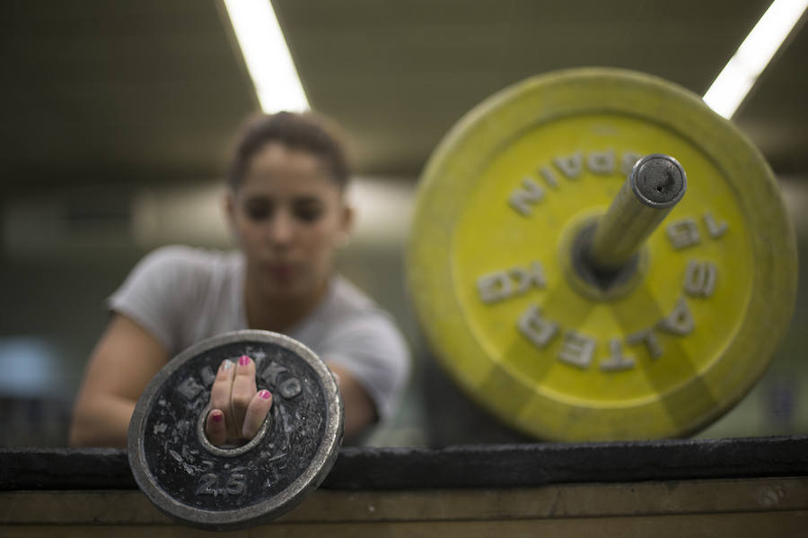 El equipo femenino de halterofilia se prepara para el Europeo