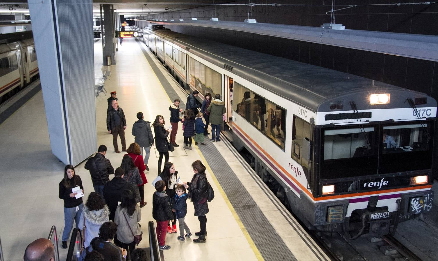 El tren del vino parte con destino a las bodegas de Haro