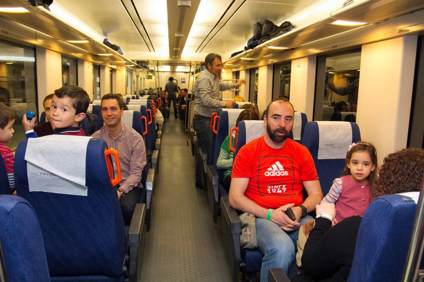 El tren del vino parte con destino a las bodegas de Haro