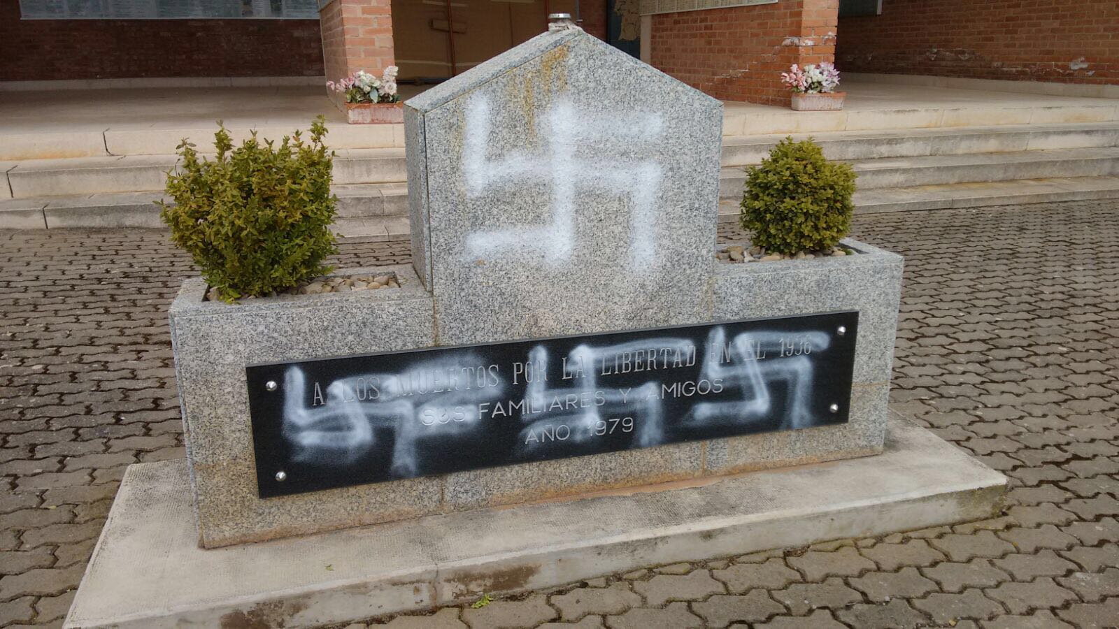 Pintadas nazis en La Barranca