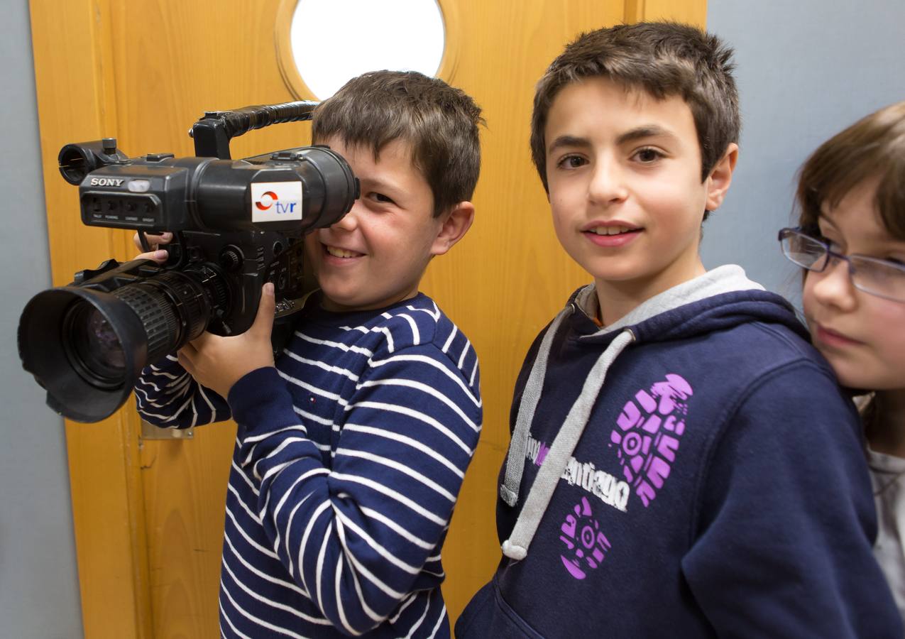 Los alumnos de 5º B del Colegio Escolapios ha visitado la multimedia de Diario LA RIOJA