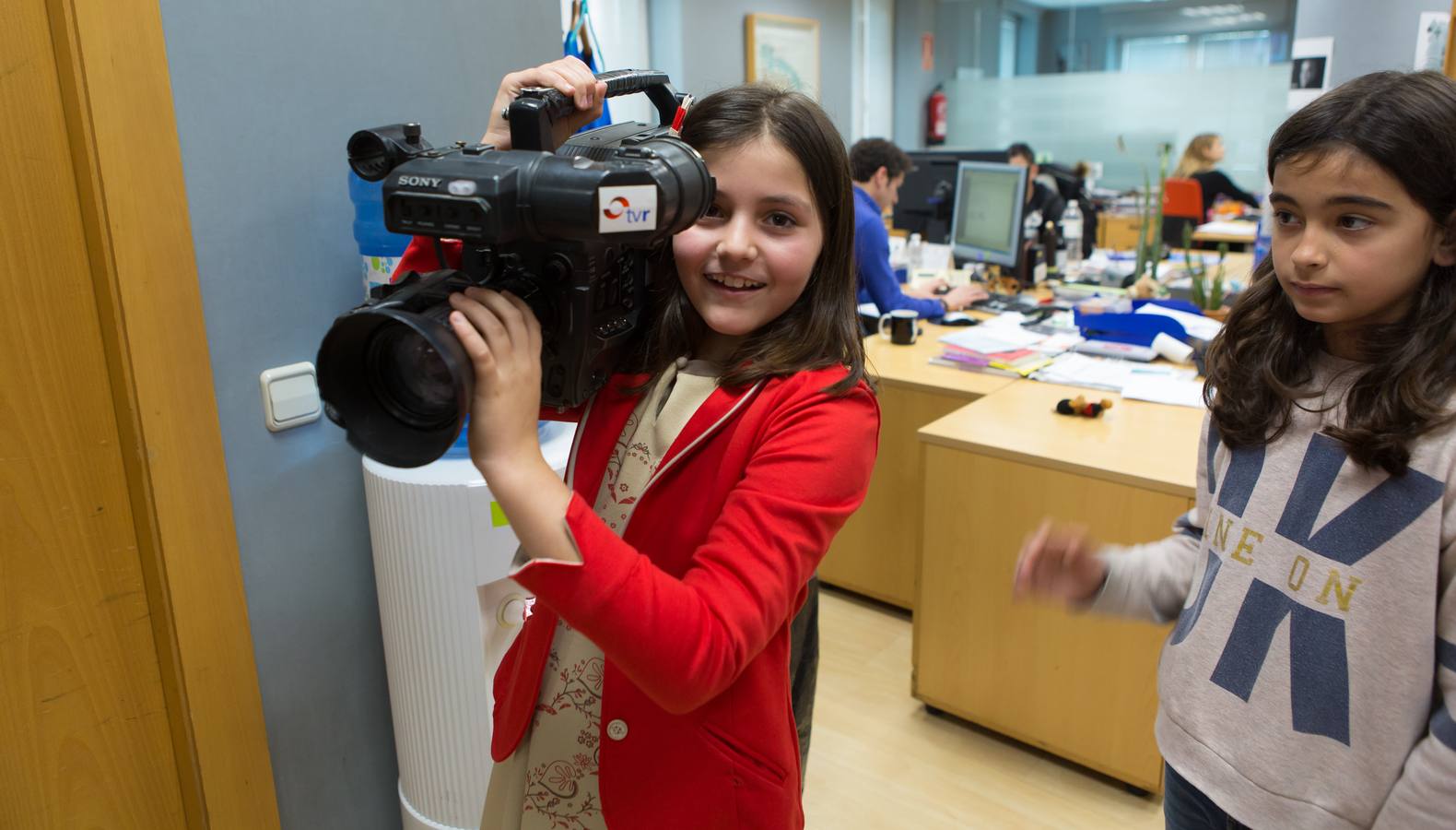 Los alumnos de 5º B del Colegio Escolapios ha visitado la multimedia de Diario LA RIOJA