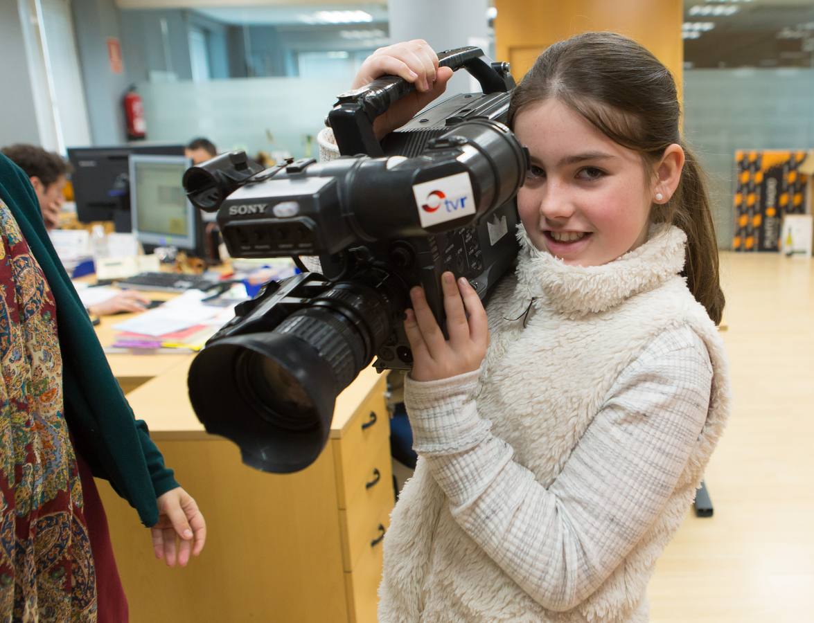 Los alumnos de 5º B del Colegio Escolapios ha visitado la multimedia de Diario LA RIOJA