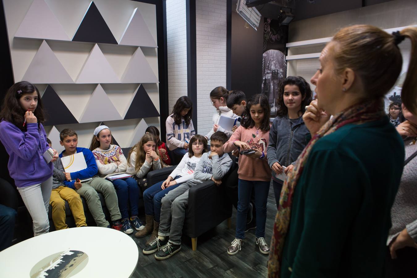 Los alumnos de 5º B del Colegio Escolapios ha visitado la multimedia de Diario LA RIOJA