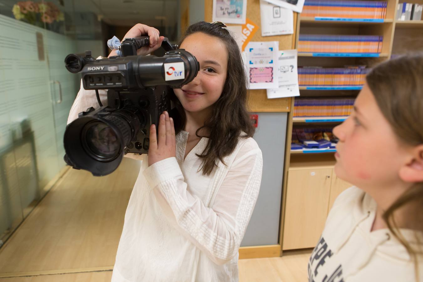 Los alumnos de 5º B del Colegio Escolapios ha visitado la multimedia de Diario LA RIOJA