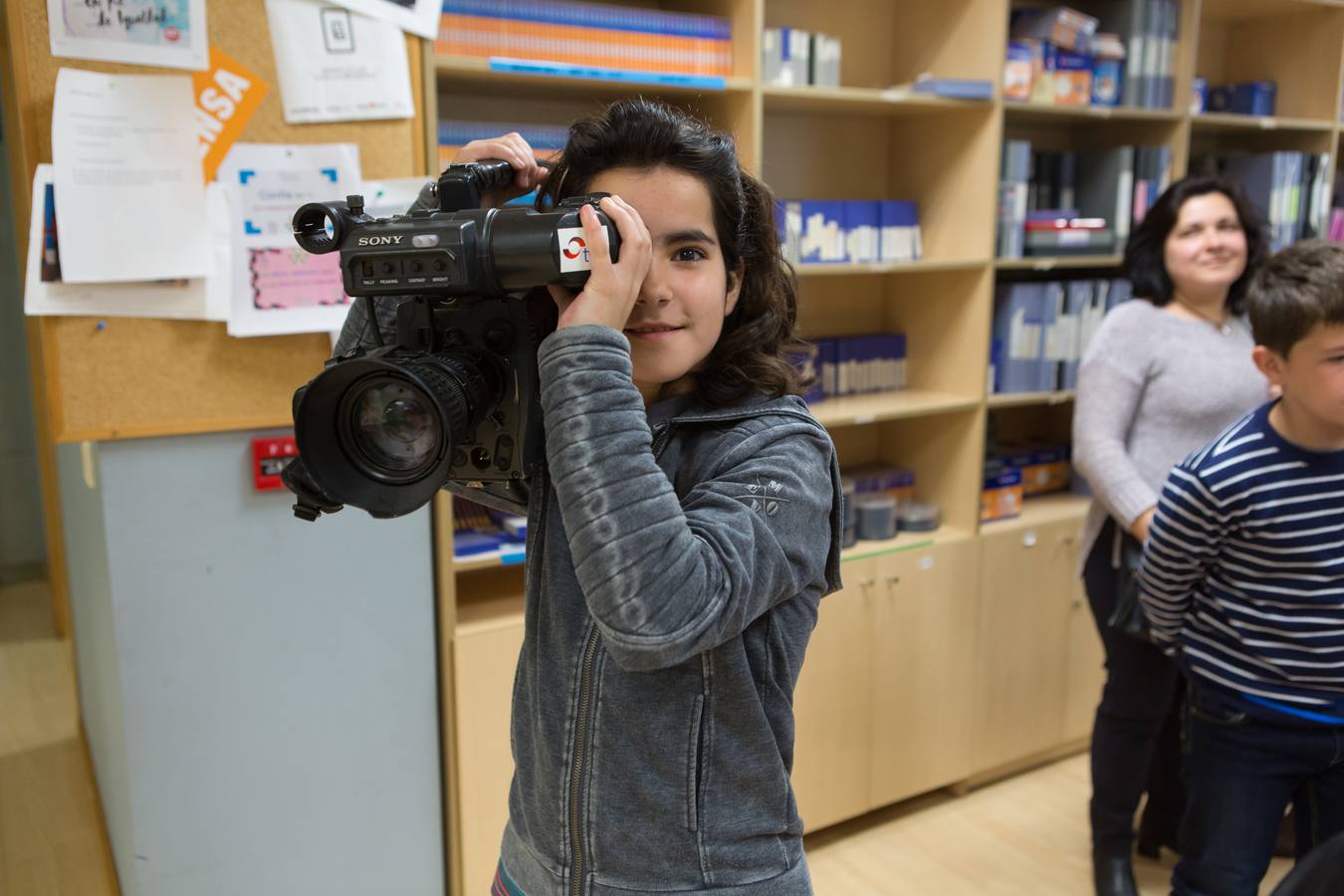 Los alumnos de 5º B del Colegio Escolapios ha visitado la multimedia de Diario LA RIOJA