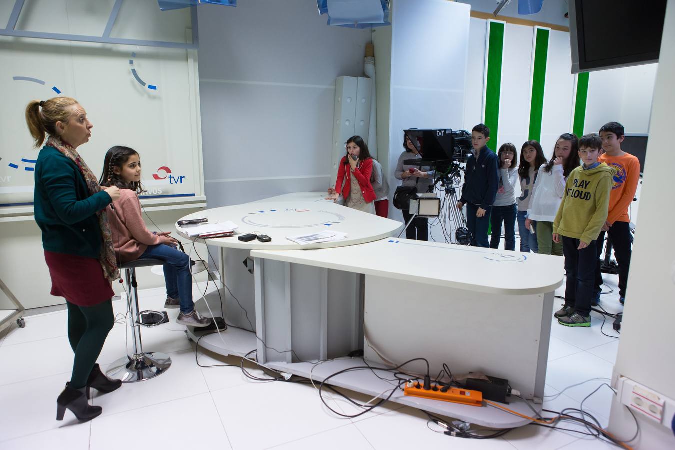 Los alumnos de 5º B del Colegio Escolapios ha visitado la multimedia de Diario LA RIOJA