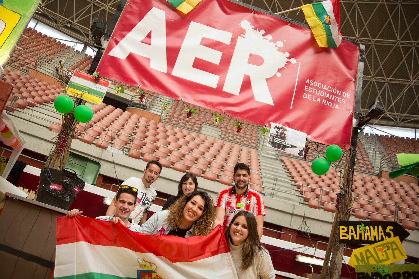 Los alumnos de la UR celebran la fiesta de Barras (I)