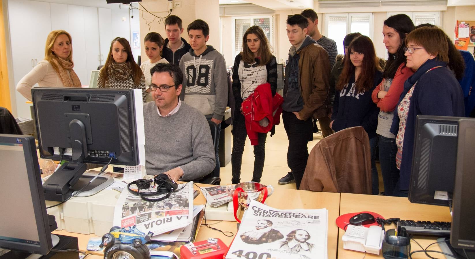 Los alumnos de 4º de la ESO y Gestión Administrativa del IES Comercio visitan la multimedia de Diario LA RIOJA