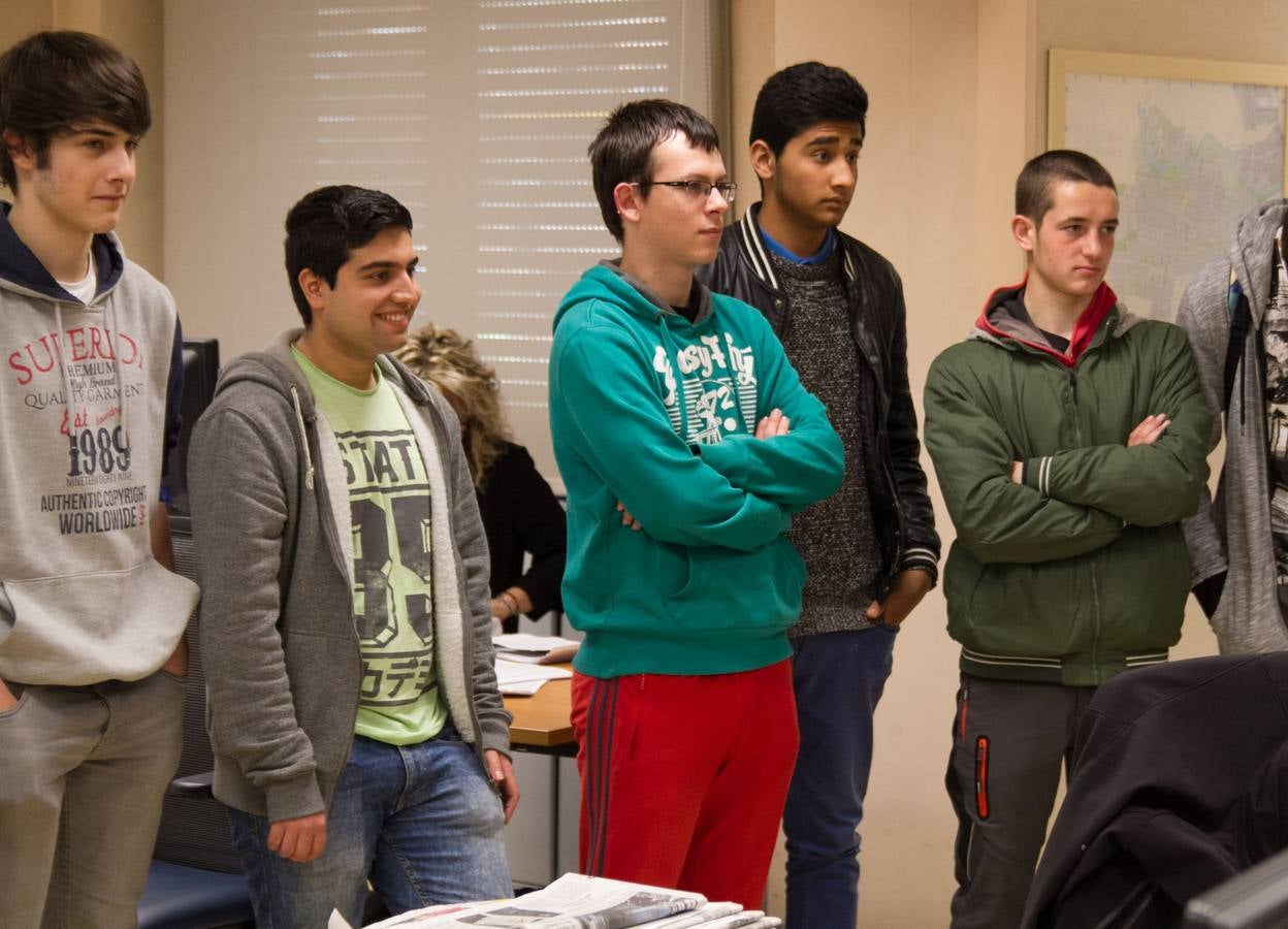Los alumnos de 4º de la ESO y Gestión Administrativa del IES Comercio visitan la multimedia de Diario LA RIOJA