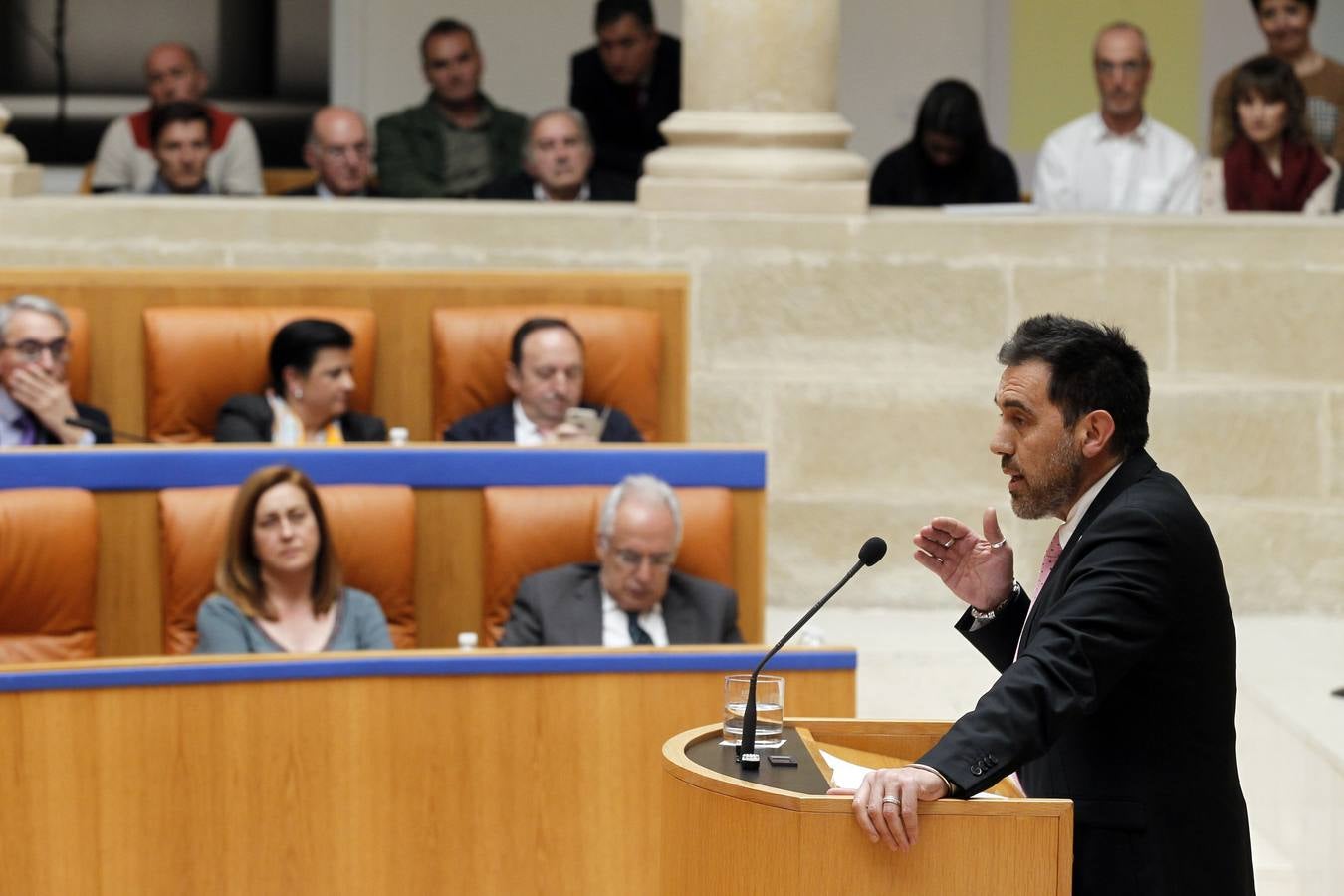 Una intensa sesión en el Parlamento riojano