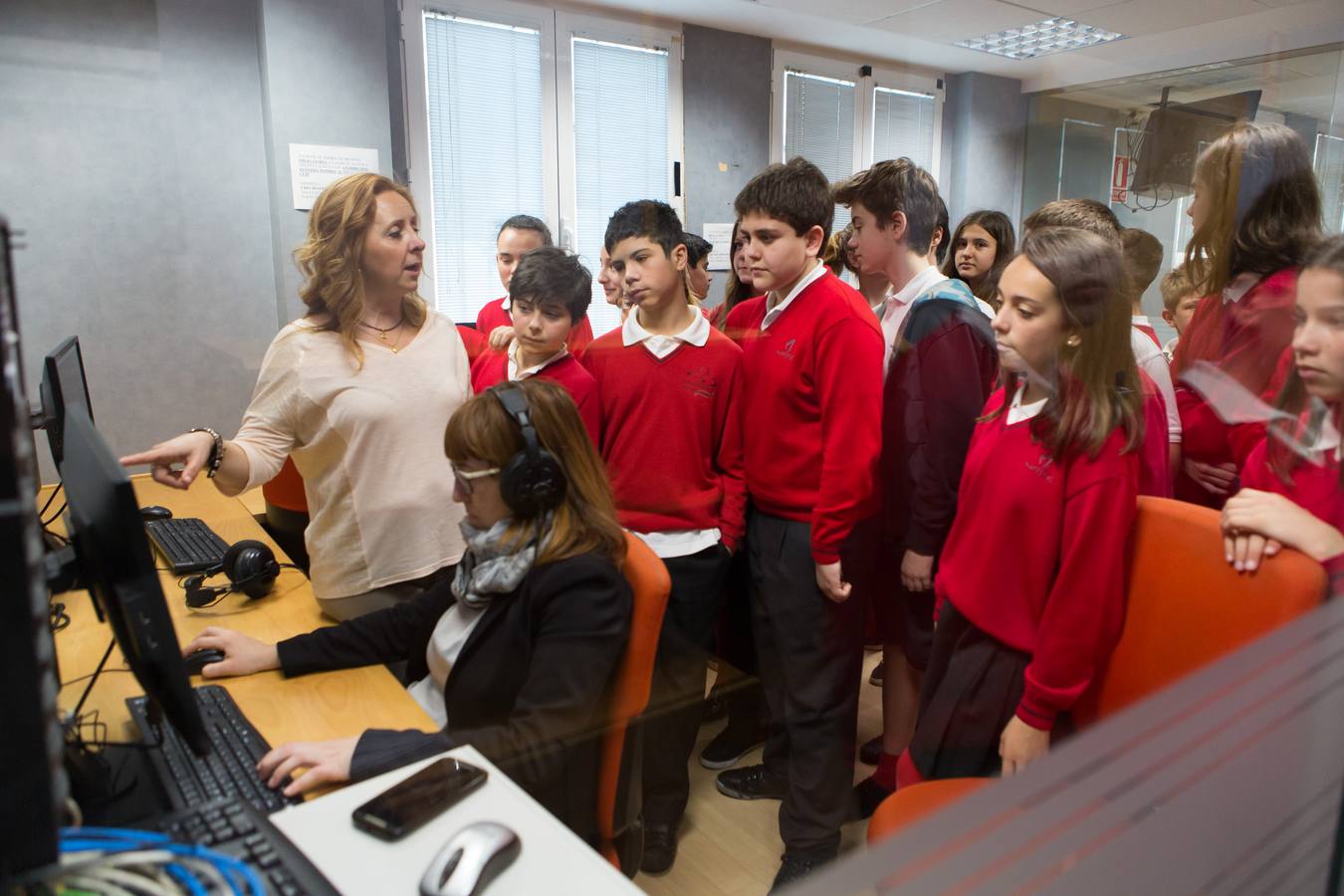 Los alumnos de 1º C de la ESO de Maristas visitan la multimedia de Diario LA RIOJA